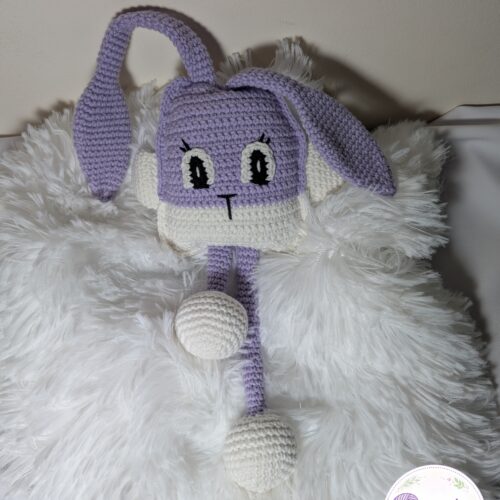Iepuras crosetat cu picioare mobile - jucarie crosetata handmade, Crosetiq