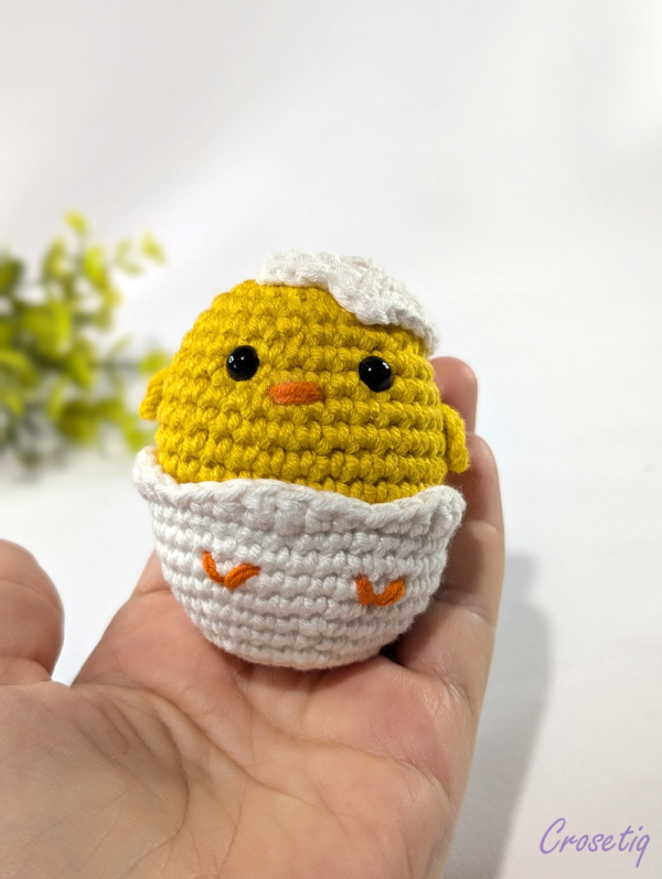 Puișor în ou croșetat - decoratiune crosetata handmade pentru Paste, Crosetiq