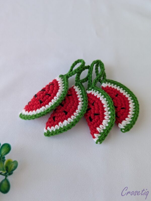 Breloc crosetat lubeniță - breloc crosetat handmade, Crosetiq