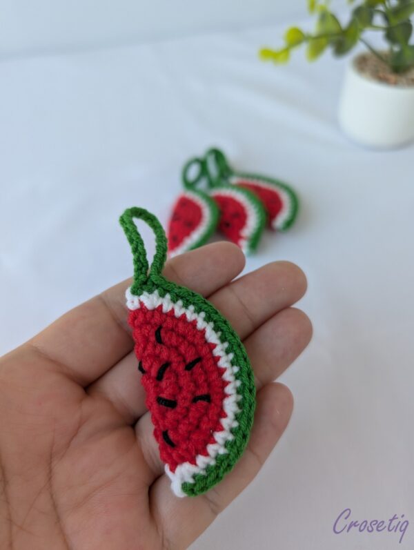 Breloc crosetat lubeniță - breloc crosetat handmade, Crosetiq