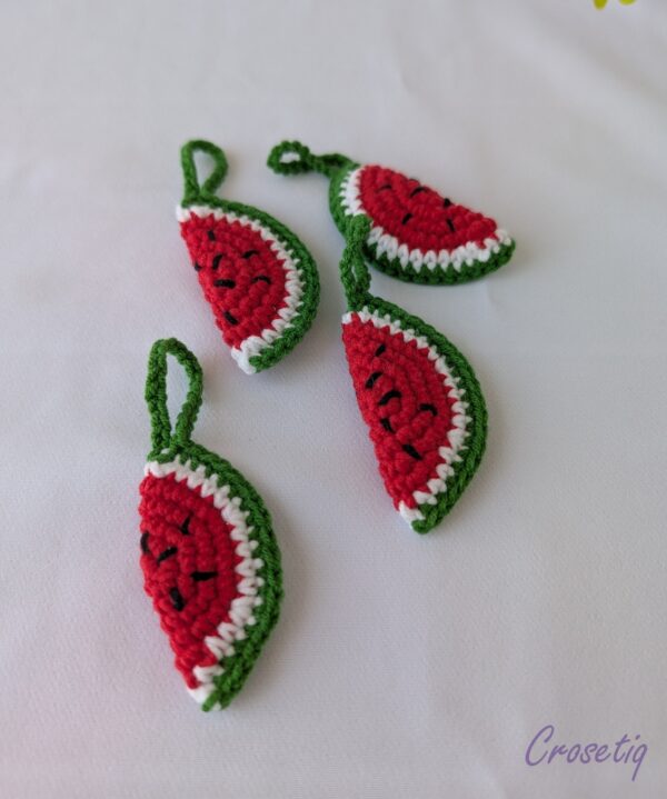 Breloc crosetat lubeniță - breloc crosetat handmade, Crosetiq