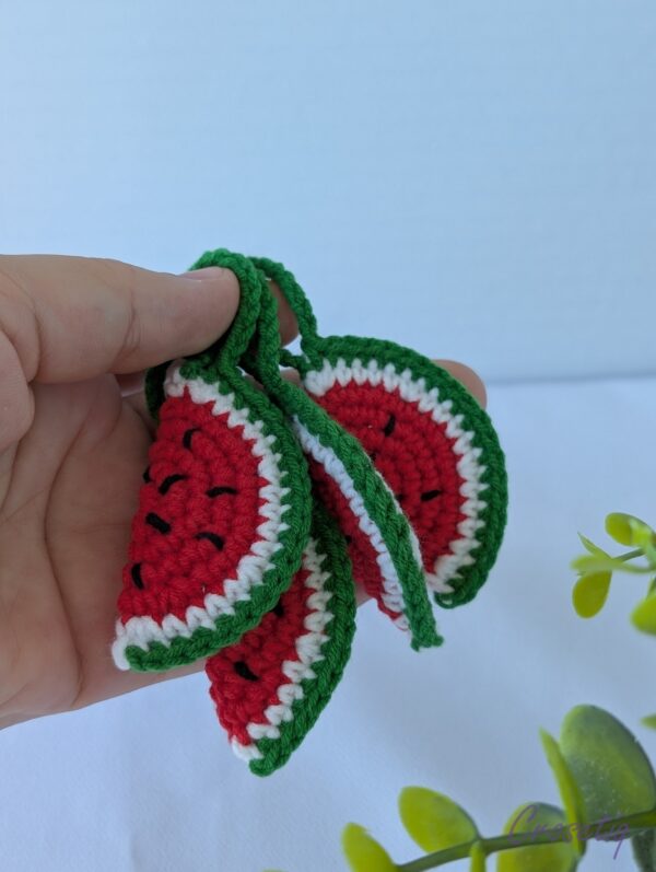 Breloc crosetat lubeniță - breloc crosetat handmade, Crosetiq