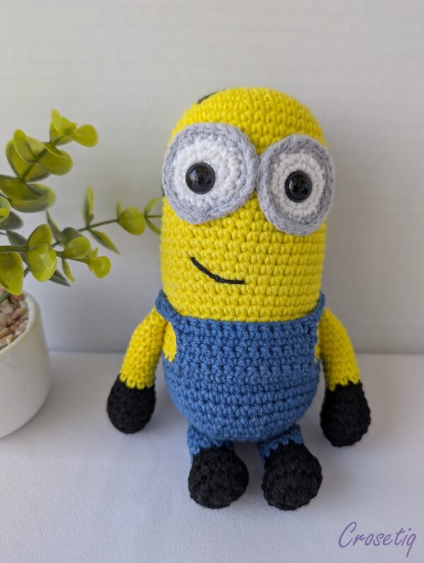 Minion croșetat - jucarie crosetata handmade, Crosetiq