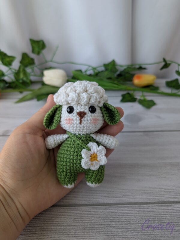 Oiță croșetată Lana - breloc crosetat handmade, Crosetiq